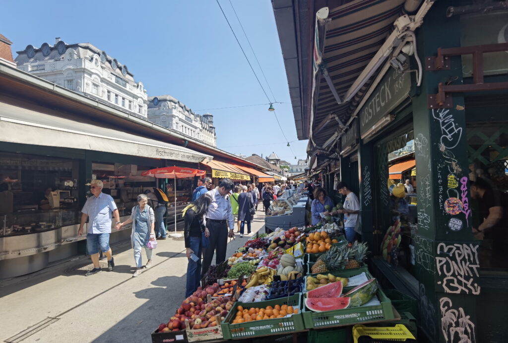 179 Stände reihen sich auf dem Naschmarkt Wien aneinander