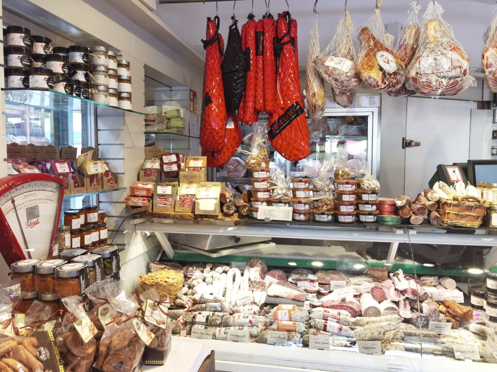 Auf dem Naschmarkt findest du Metzgerei, Bäckerei, Gemüsehändler, Süßwaren, ...